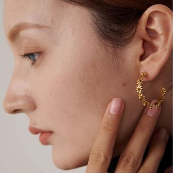 Gold Plated Stainless Steel Daisy Chain Flower Hoop Earrings - Picture 4 of 8